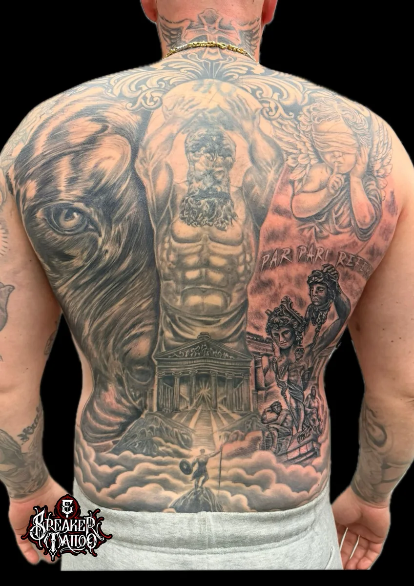 Großflächiges Rückentattoo mit antiker Szene, Säulen und Figuren in Black and Grey