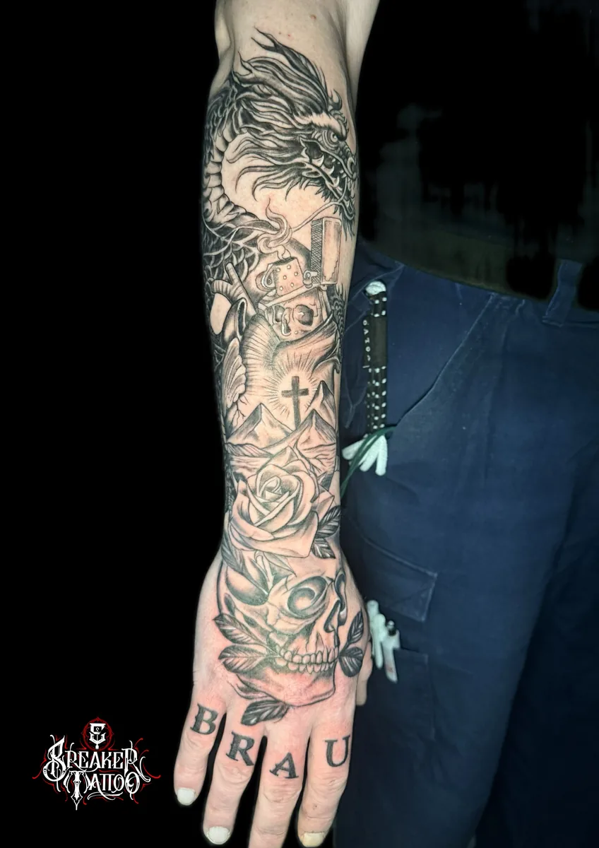 Komplett gestochener Arm bis zur Hand mit religiösen Motiven