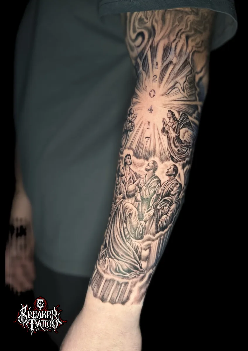 Sleeve mit religiöser Szene, feine Grauabstufungen vom Ellenbogen bis zum Handgelenk