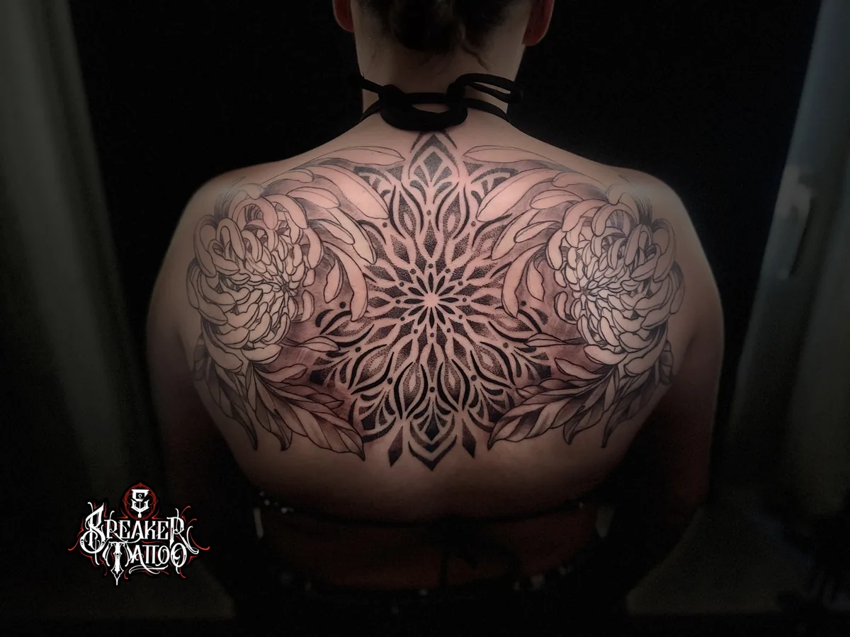 Ornamentales Rückentattoo mit Mandala und Blütenmotiven
