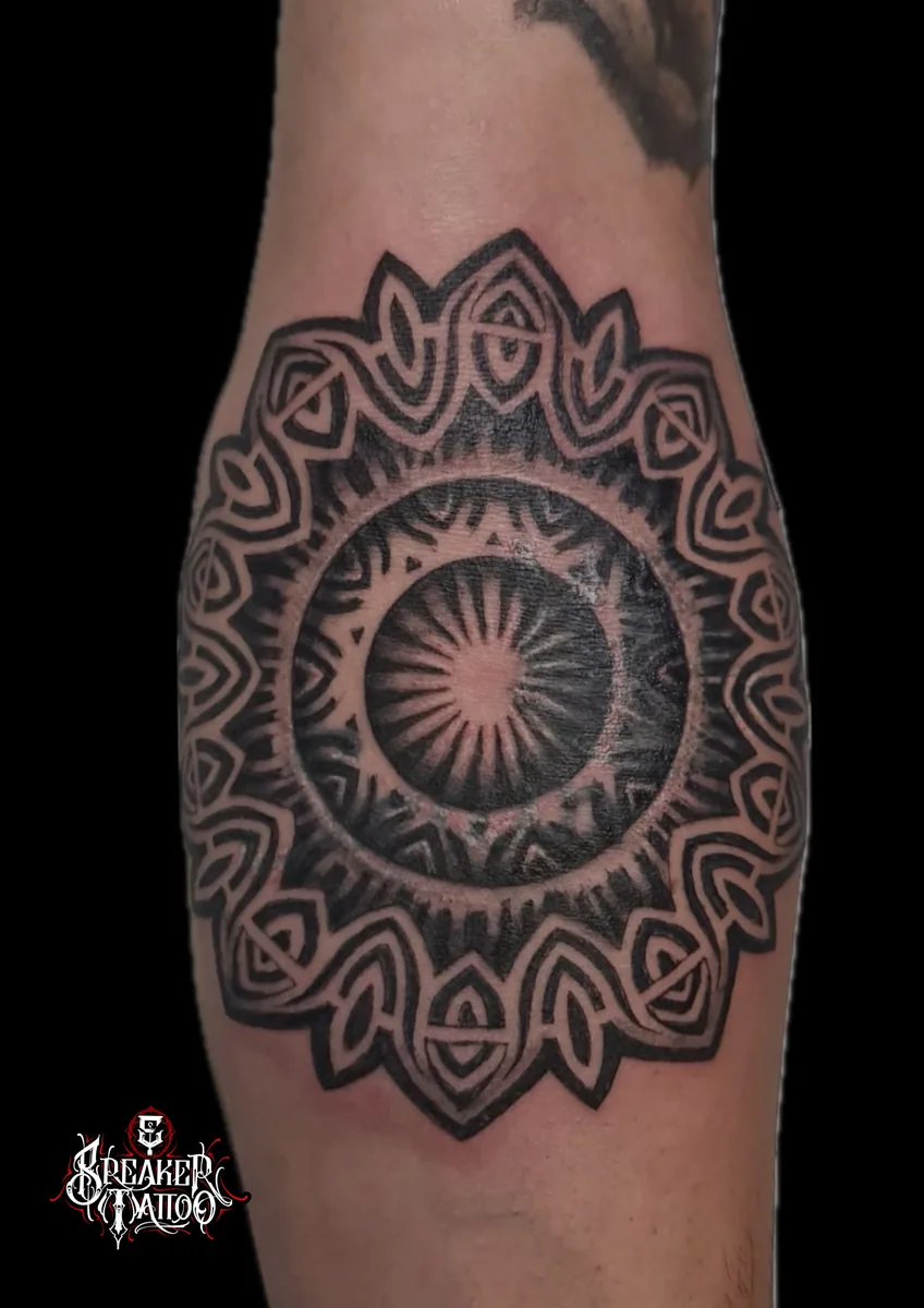 Mandala in Dotwork auf dem Oberarm, streng symmetrisch