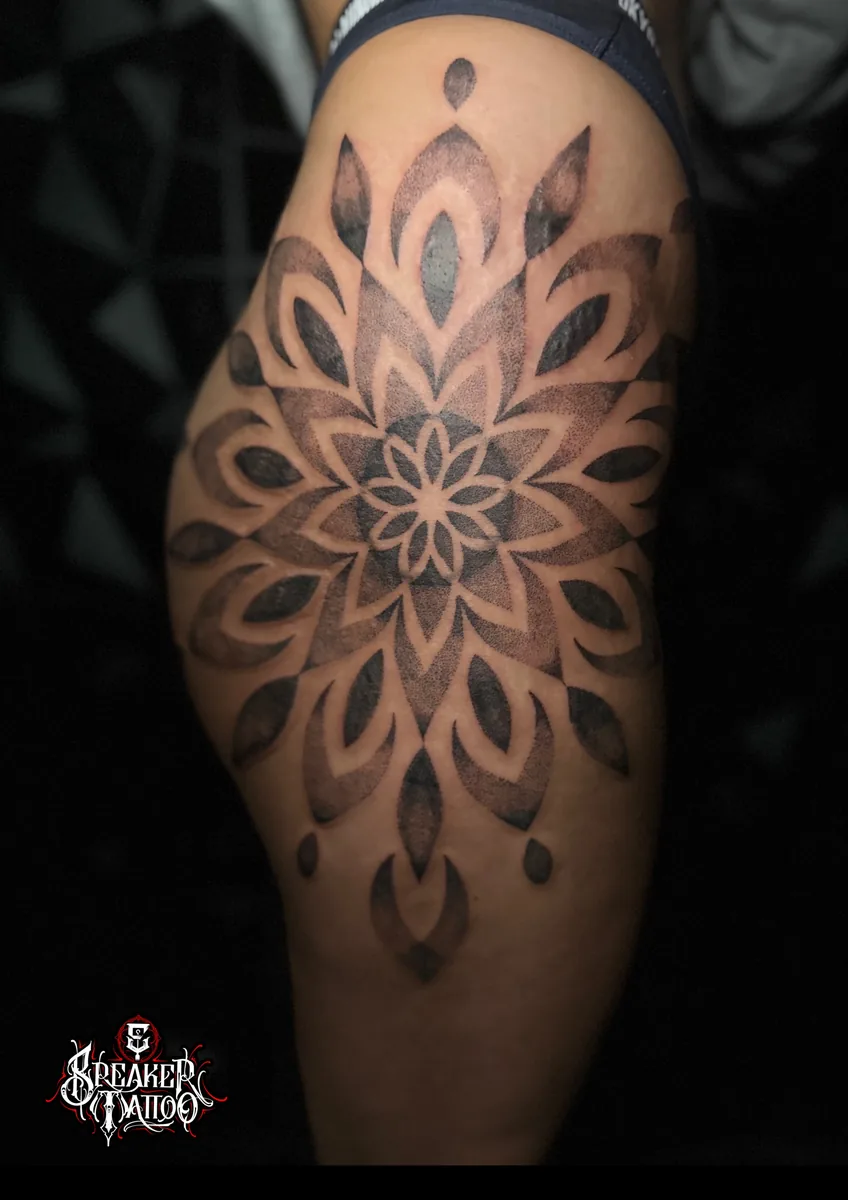 Mandalaornament auf dem Oberschenkel mit Blüten- und Tropfenformen