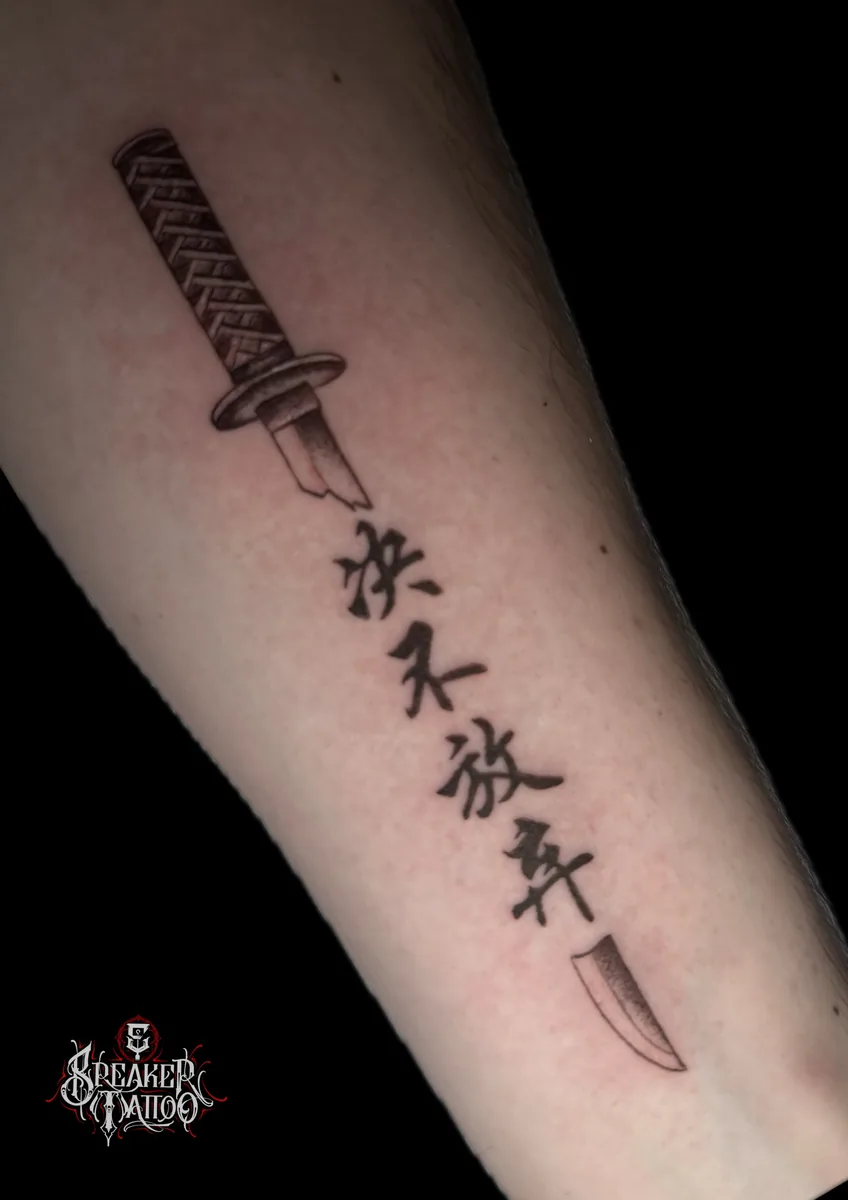 Katana mit japanischen Schriftzeichen auf dem Unterarm, klare Linienarbeit